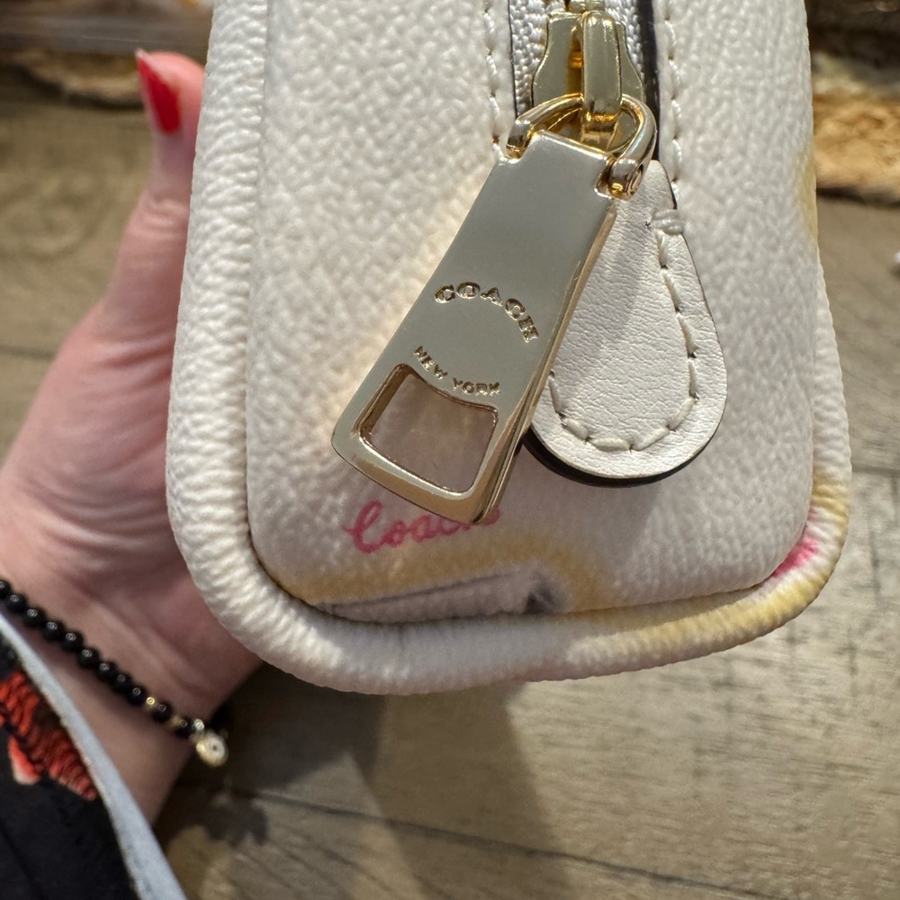 Coach Pouch 🩷 - Picture 3 of 7